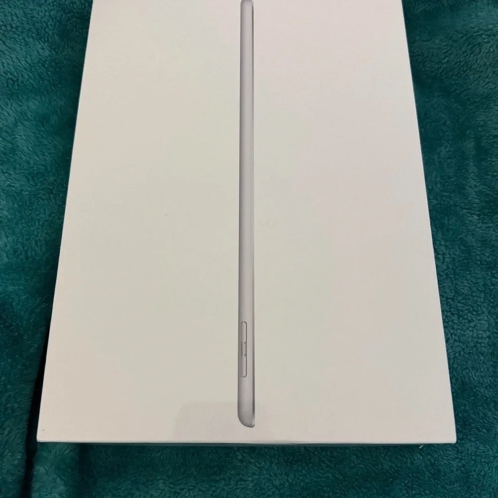 Apple Ipad in Sleek Silver NEW SEALED !!!